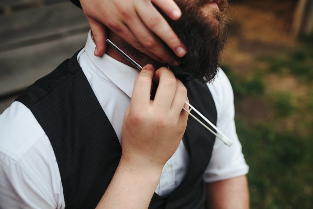 A man in barberia cerca de mi having his beard trim in Sugar Creek.